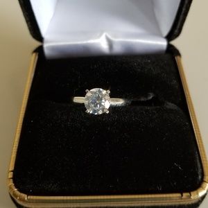 14K white gold, 1ct solitaire ring